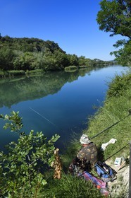 France, Alpes-de-Haute-Provence (04), parc naturel régional du Verdon, Gréoux-les-Bains, peche à la truite sur les rives du Verdon