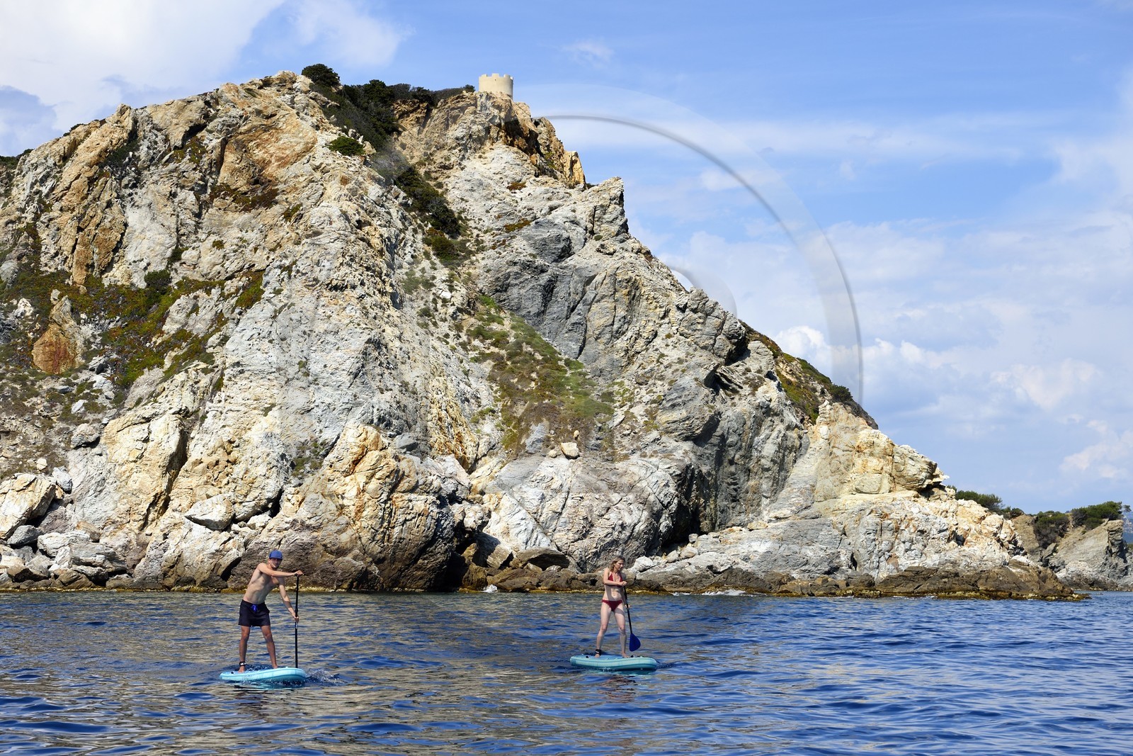 France, Var (83), Six-Fours-les-Plages, Ile des Embiez, Pointe du Coucoussa surplombée par la Tour de la Marine, le champion de windsurf Freestyle Adrien Bosson en randonnée aquatique sur un paddle