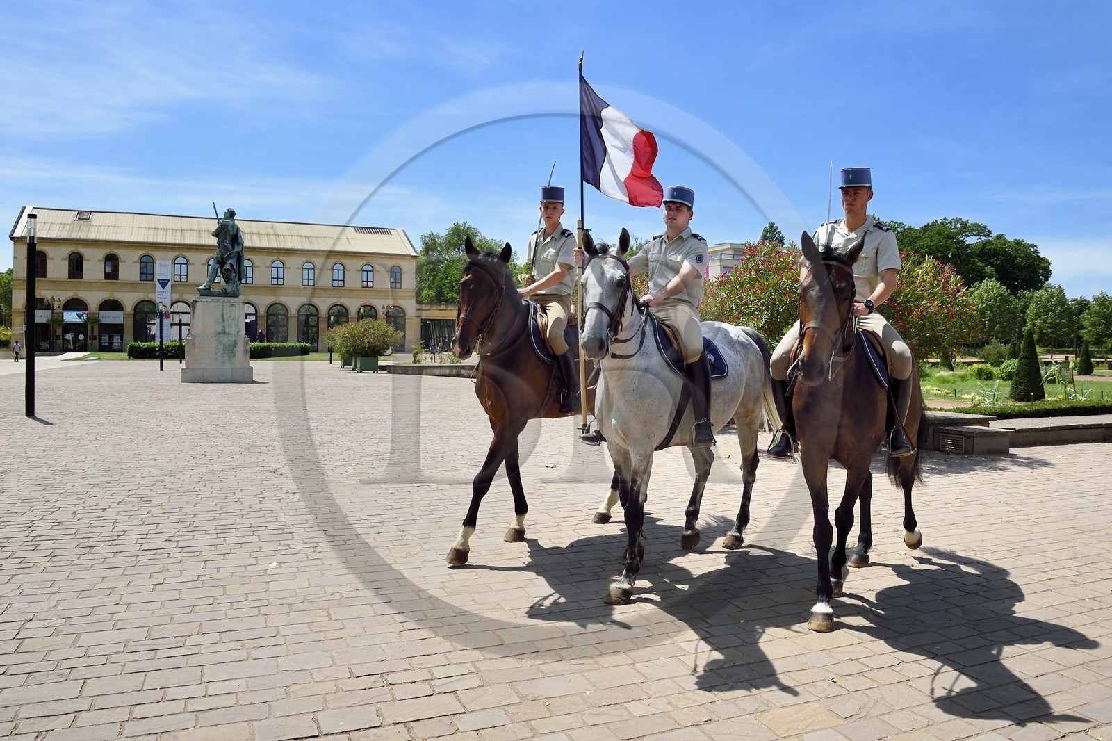France, Moselle (57), Metz, jardins de l'Esplanade, cavaliers se préparant à la passation de commandement du 3e régiment de hussards