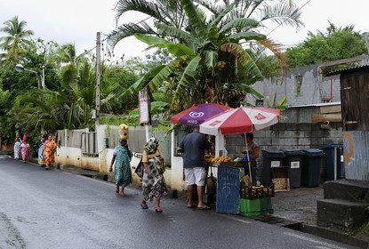 France, île de la Réunion, commune de Saint-Paul, le chemin du Tour des Roches, femmes des Comores