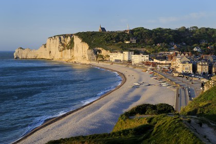 France, Seine-Maritime (76), Pays de Caux, Côte d'Albâtre, Etretat et sa plage, en arriere plan la falaise d'Amont et l'église Notre-Dame-de-la-Garde