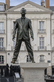 France, Loire Atlantique, Nantes, Bouffay district, Place du Bouffay, statue Eloge du Pas de Coté (Side Step praise) by the artist Philippe Ramette