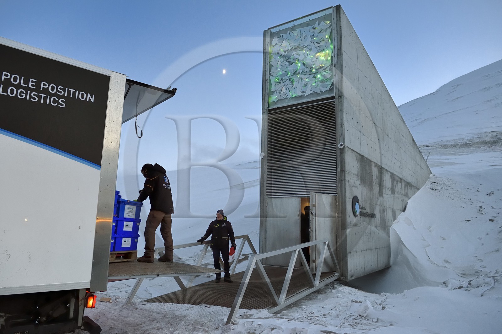 Norvège, Svalbard, Spitzberg, Longyearbyen, la Réserve mondiale de semences du Svalbard (banque de graines du Global Seed Vault) permet une sauvegarde de sécurité pour les collections existantes de banques de gènes, livraison des semences par NordGen