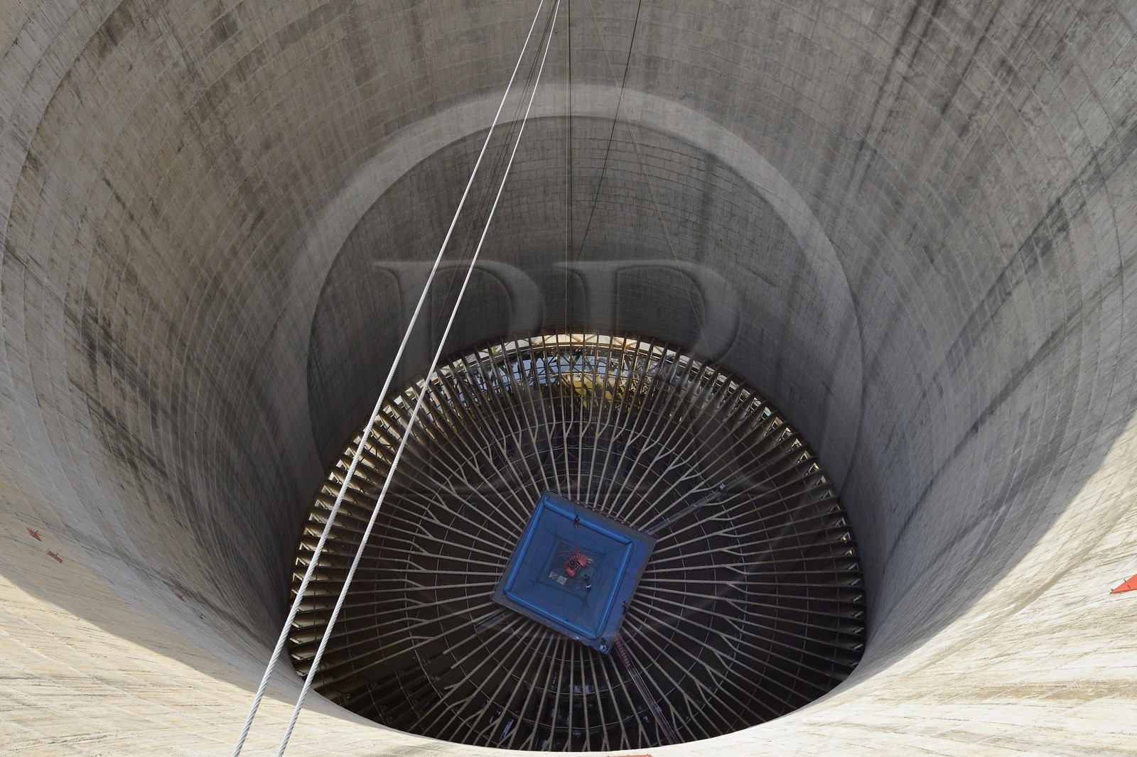 Afrique du Sud, province de Gauteng, Johannesburg, Orlando Towers qui dominent le quartier d'Orlando du township de Soweto, une des deux tours de refroidissement de la centrale d'Orlando