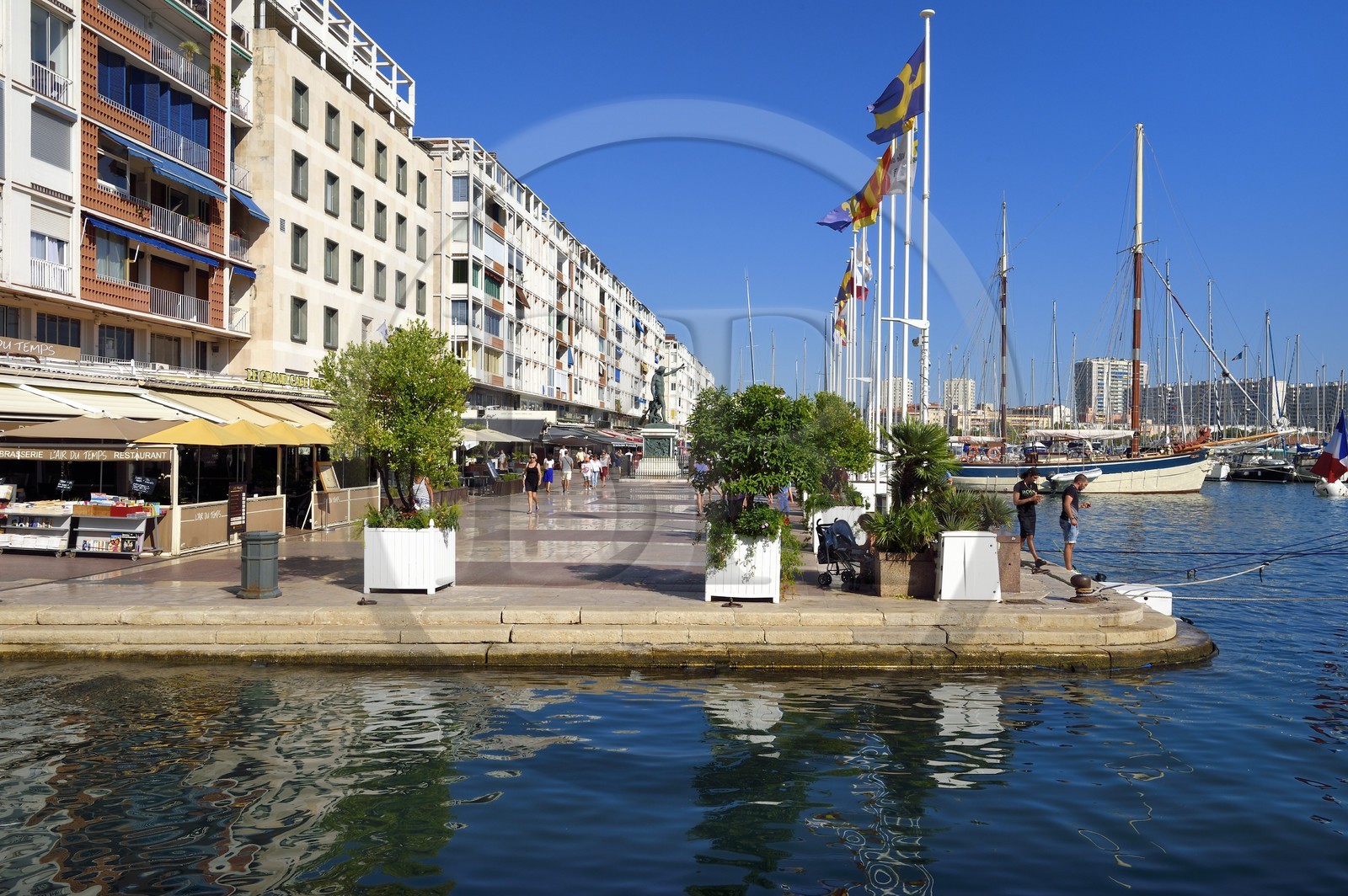 France, Var (83), Toulon, quai Cronstadt, statue du Génie de la Navigation de 1847 appelée Cuverville par les toulonnais devant les barres d'immeubles conçues par De Mailly suite aux bombardements de 1944