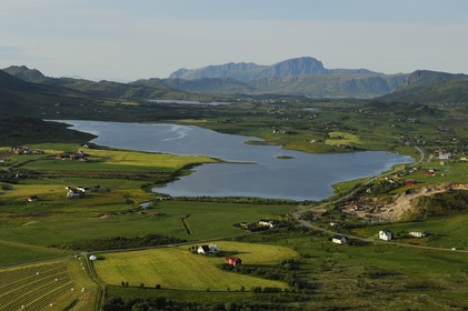 Norvège, Nordland, Iles Lofoten, champs sur l’Ile de Moskenes (vue aérienne)