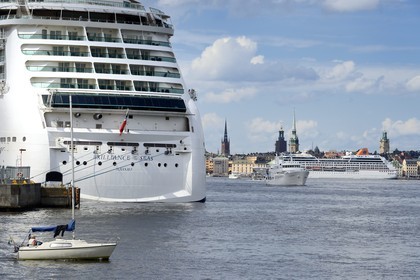Suède, Stockholm, bateau de croisiere et la vieille ville dans l'île de Gamla stan (Gamala Stan Riddarholmen) en arrière plan