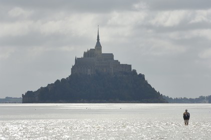 France, Manche (50), traversée à pied de la Baie du Mont Saint-Michel, classé Patrimoine Mondial de l' UNESCO