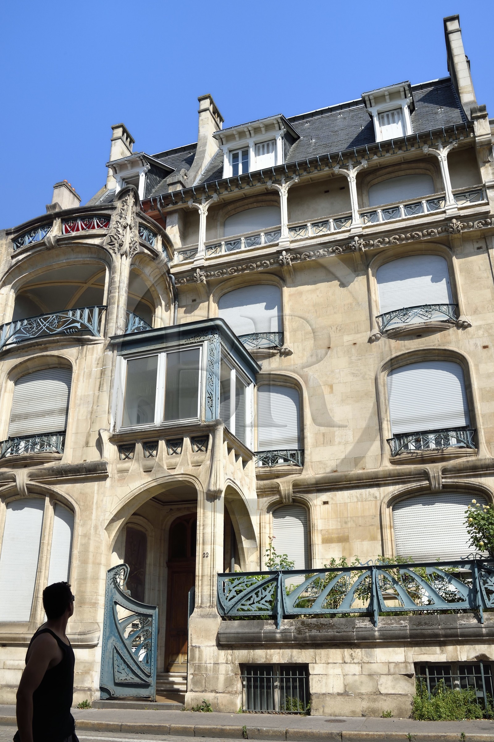 France, Meurthe et Moselle (54), Nancy, immeuble à gradins (1901-1902) de l'architecte Georges Biet au 22 rue de la Commanderie d'inspiration Art Nouveau et néo-gothique, la structure métallique ajoutée vers 1927 couvrant le corps de terrasse est de Jean Prouvé