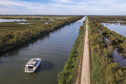 France, Gard (30), la Petite Camargue, navigation d'un bateau de plaisance Le Boat sur le canal du Rhône à Sète entre Gallician et Aigues-Mortes (vue aérienne) France, Gard, the Petite Camargue, navigation of a pleasure boat Le Boat on the Rhone to Sète Canal between Gallician and Aigues-Mortes (aerial view)