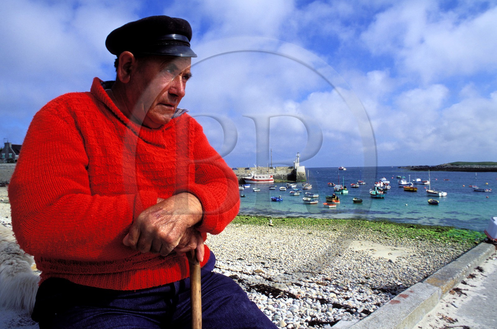 France, Finistère (29), île de Molène, un marin retraité sur le port