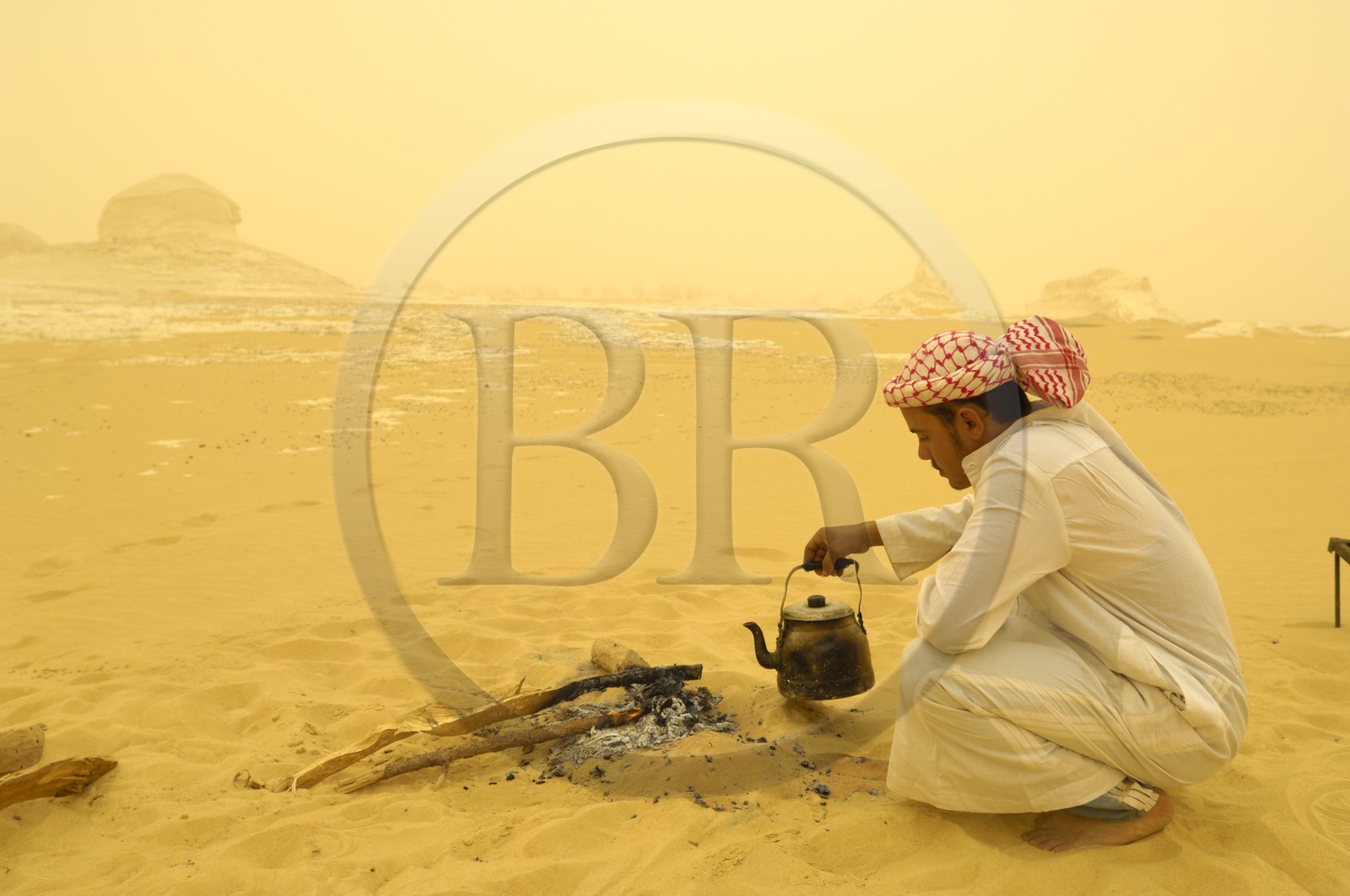 Egypt, Libyan Desert, sand tempest in the White Desert north of Farafra, preparation of tea in bivouac