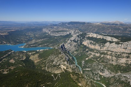 Var (83) rive gauche et Alpes-de-Haute-Provence (04) rive droite, Parc Naturel Régional du Verdon, les Gorges du Verdon qui débouchent sur le lac de Sainte Croix, la chaîne des Alpes en arrière plan (vue aérienne)