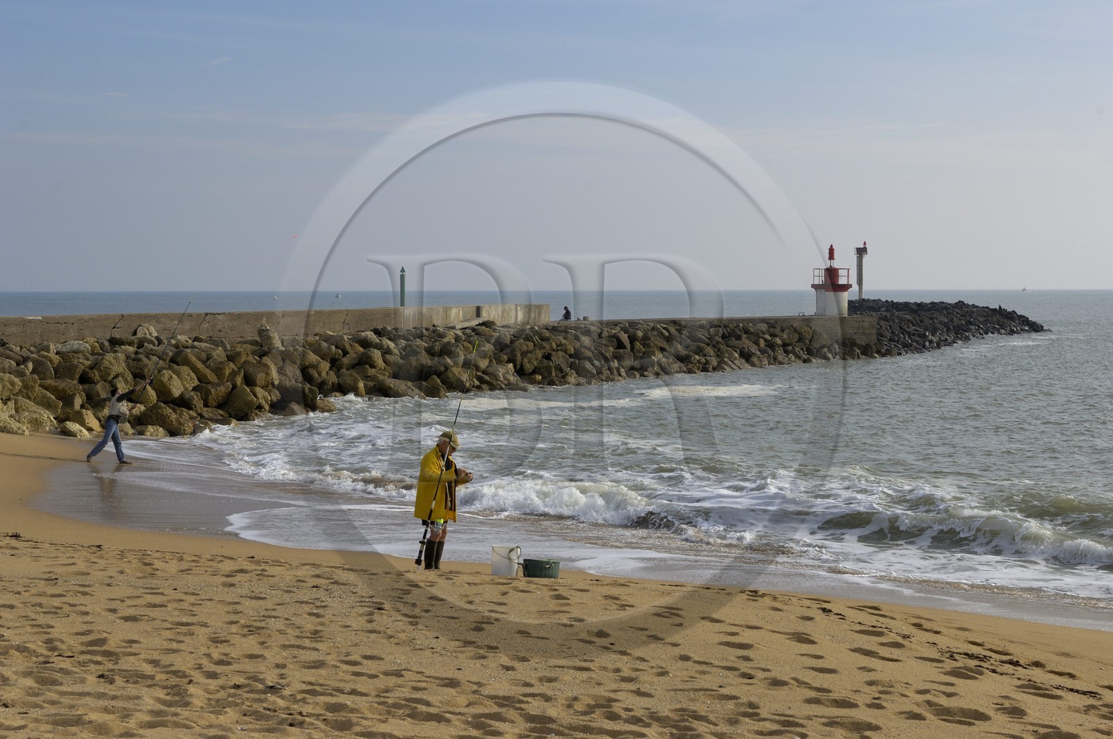 France, Charente-Maritime (17), Ile d'Oléron, pêcheur sur la plage de la Cotinière