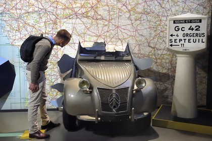 France, Puy-de-Dôme (63), Clermont-Ferrand, L'Aventure Michelin, musée retraçant toutes les activités du groupe Michelin, panneaux de signalisation qui ont jalonné toutes les routes de France et cartes géantes, la 2 CV de Citroën qui appartenait à Michelin