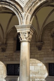 Croatie, Dalmatie, cote dalmate, Dubrovnik, centre historique classé Patrimoine Mondial de l'UNESCO, Palais du Recteur, détail de chapiteau Renaissance