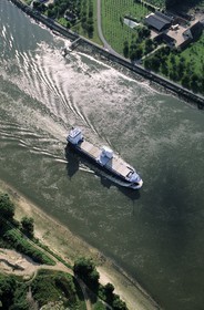 France, Seine-Maritime (76), cargo descendant la Seine vers Brotonne, (vue aérienne)