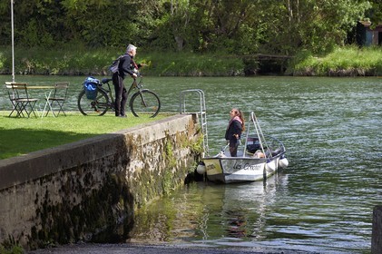 France, Charente-Maritime (17), Saintonge, Port-d'Envaux, cycliste faisant la véloroute La Flow Vélo demandant son chemin au port