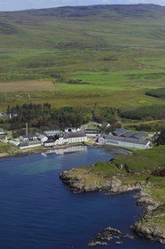 Royaume-Uni, Ecosse, Hébrides intérieures, Ile de Islay, Port Ellen, distillerie de whisky Laphroaig (vue aérienne)
