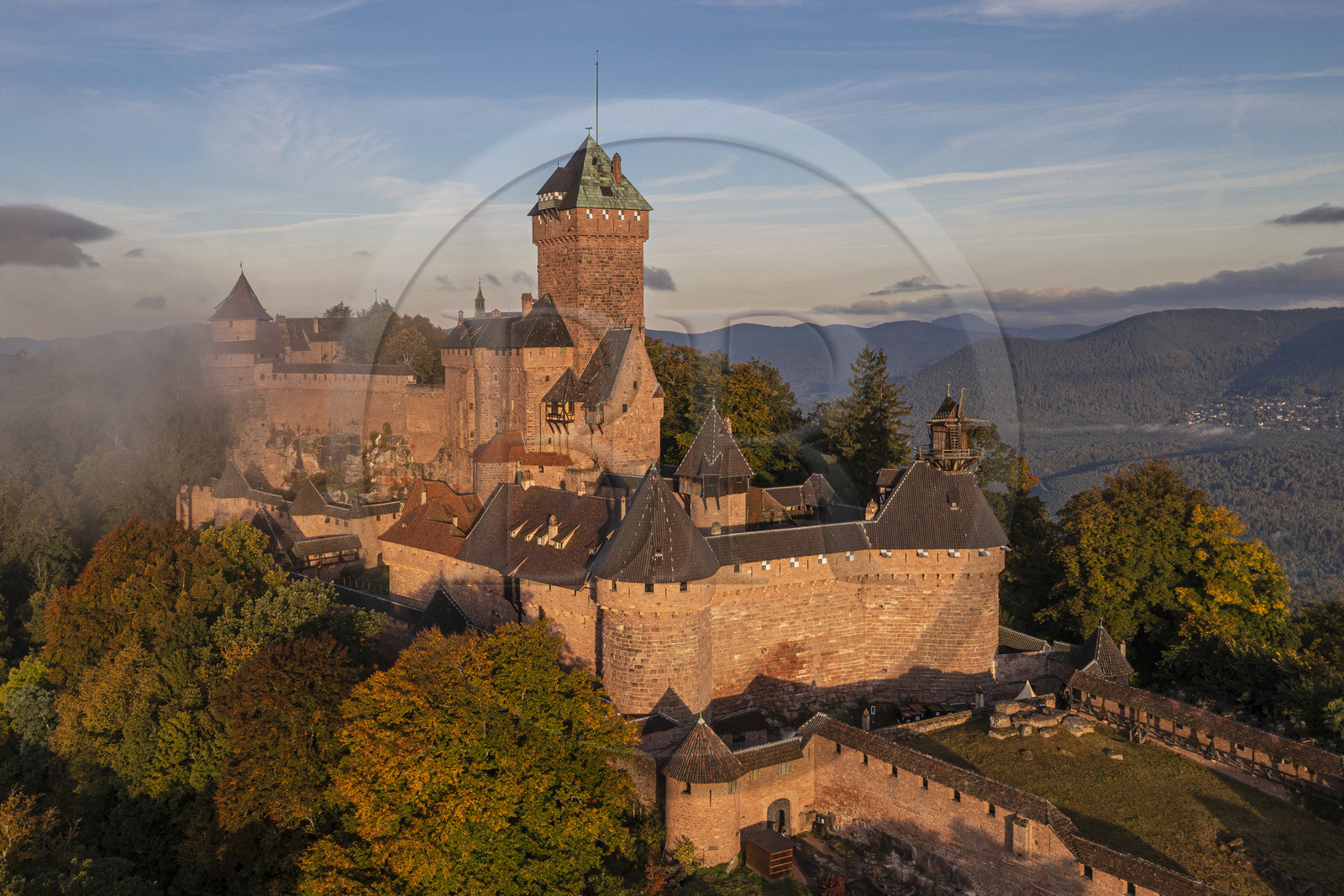 France, Bas-Rhin (67), Orschwiller, le chateau du Haut-Koenigsbourg positionné sur les contreforts vosgiens et surplombant la plaine d'Alsace à l'Est ainsi que les vallées de Villé et de la Bruche à l'ouest en arrière plan (vue aérienne)
