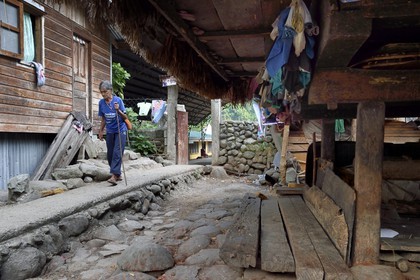 Philippines, Ifugao province, Banaue region, village of Cambulo, way between home and attic that leads to the covered village square