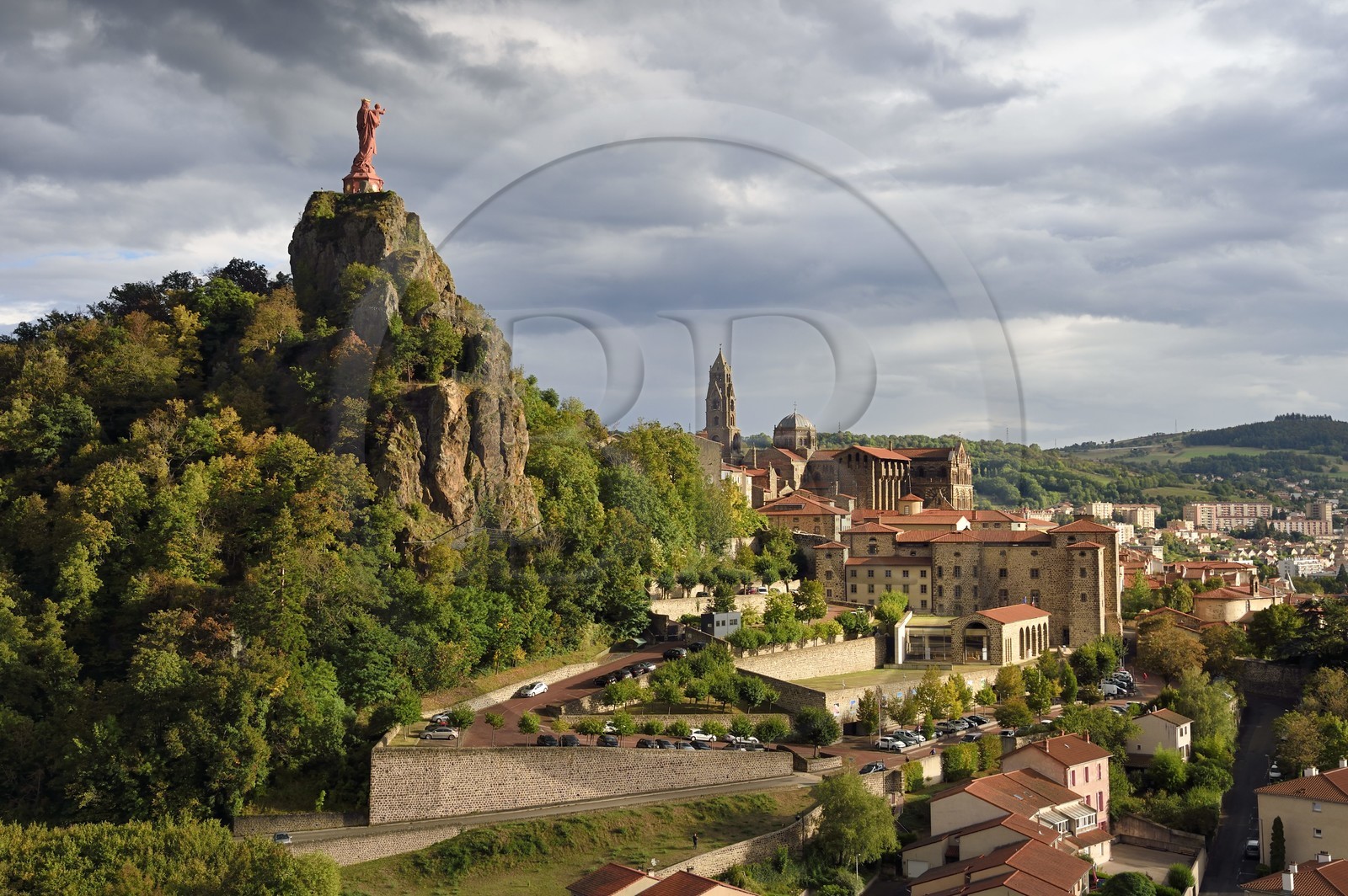 France, Haute-Loire (43), Le Puy-en-Velay, étape classée Patrimoine Mondial de l'UNESCO dans le cadre des chemins de Compostelle, la statue Notre Dame de France (de 1860) sur le Rocher Corneille surplombant la cathédrale Notre Dame de l'Annonciation du XIIe siècle