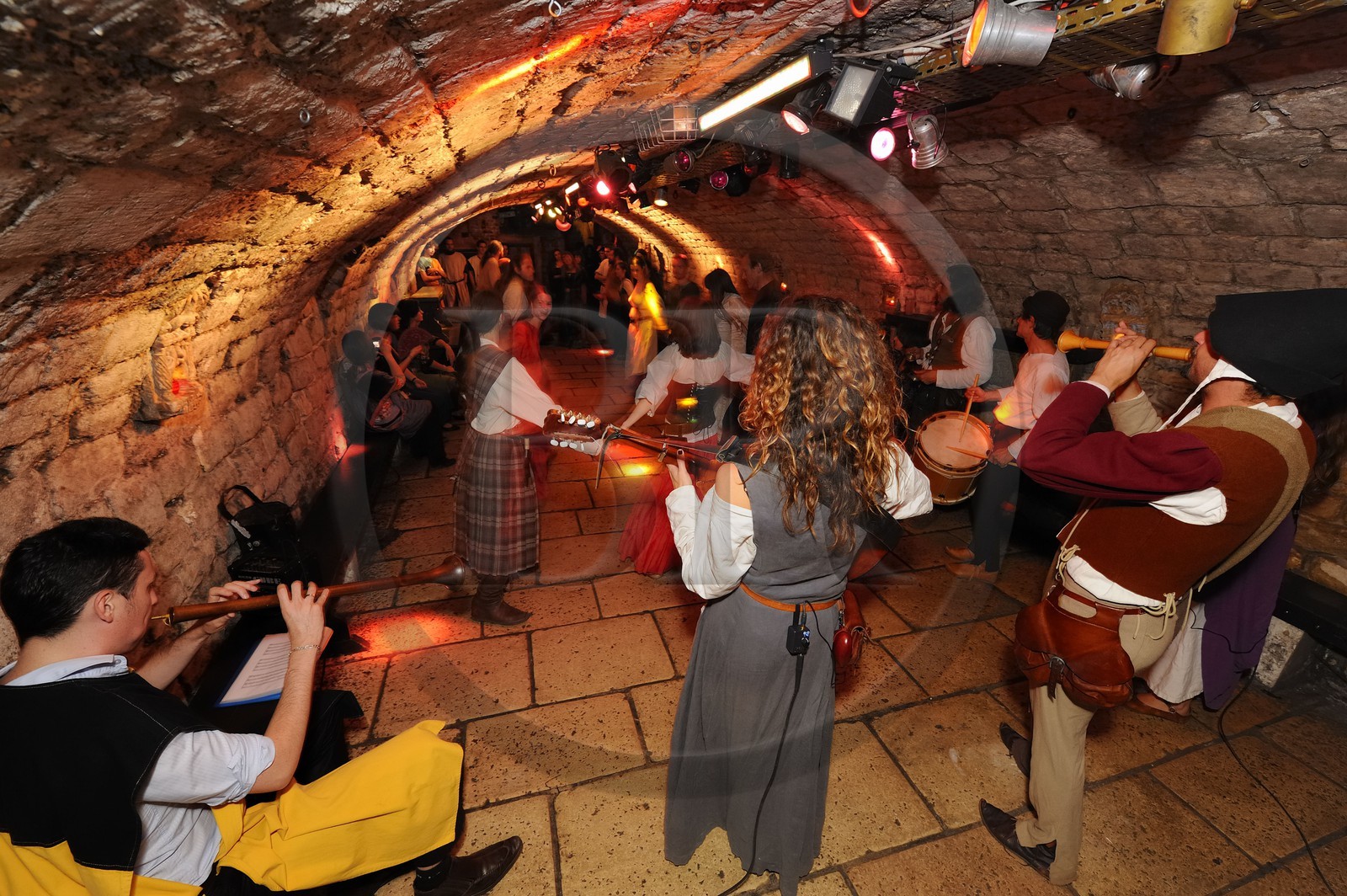 France, Paris (75), les caves Saint-Sabin, taverne médievale, La Carite de Guingamor, groupe de musique médiévale et Renaissance à danser