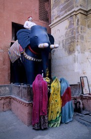 Inde, état du Rajasthan, Bikaner, Junagarth Fort, prière devant la statue d'un éléphant monumental à la (porte) Surya Pol