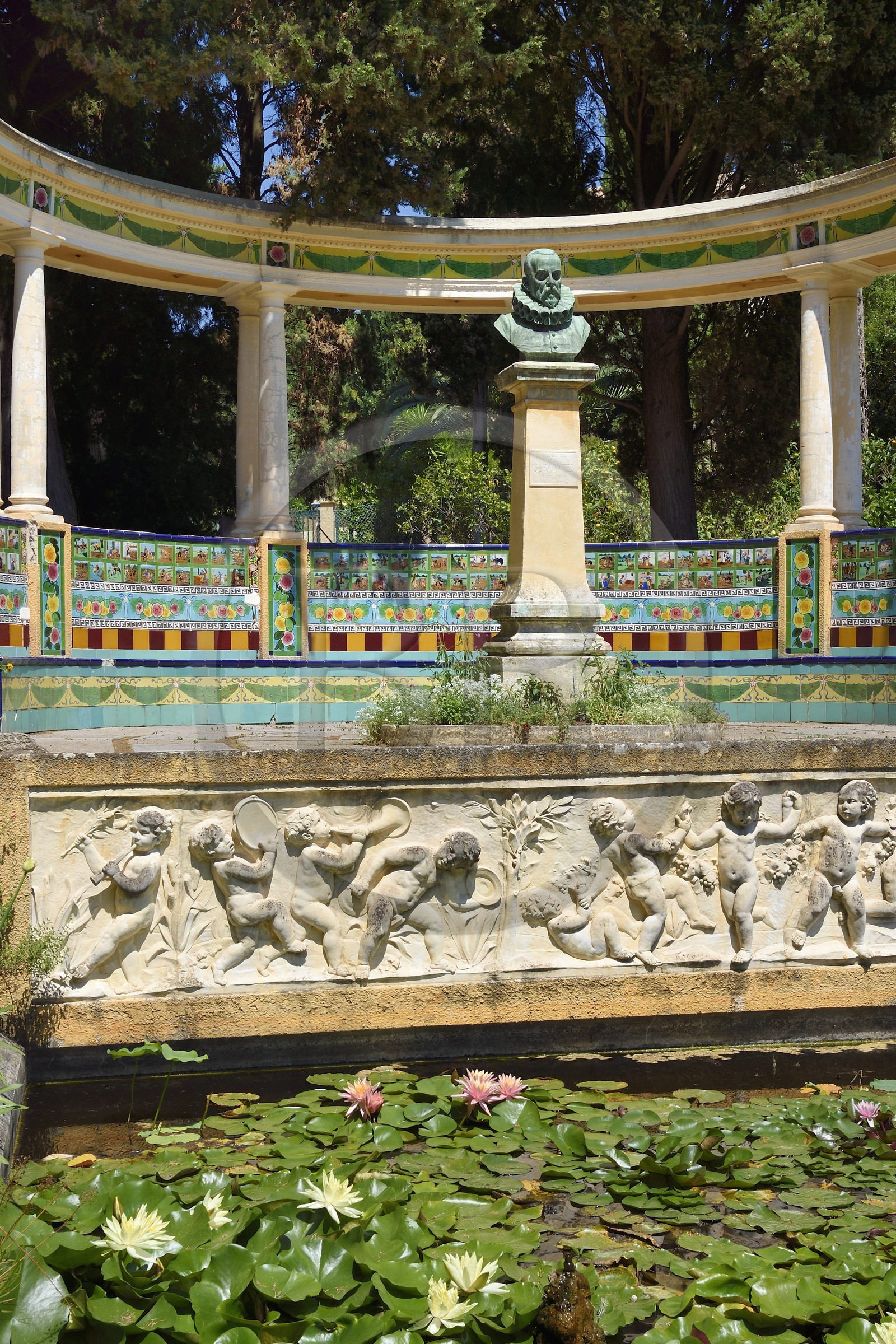 France, Alpes-Maritimes (06), Menton, Jardin Fontana Rosa, Rotonde de Cervantès, buste de Cervantes et bancs décorés de carreaux de céramique illustrant les aventures de Don Quichotte