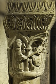 France, Seine-Saint-Denis (93), Saint-Denis, la basilique de Saint-Denis, la crypte, chapiteau d'une colonne romane