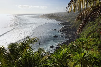 France, Ile de la Reunion, Petite-Ile sur la côte sud, plage et rochers de Grand-Bois, la cheminée de l'ancienne usine sucrière en arrière plan