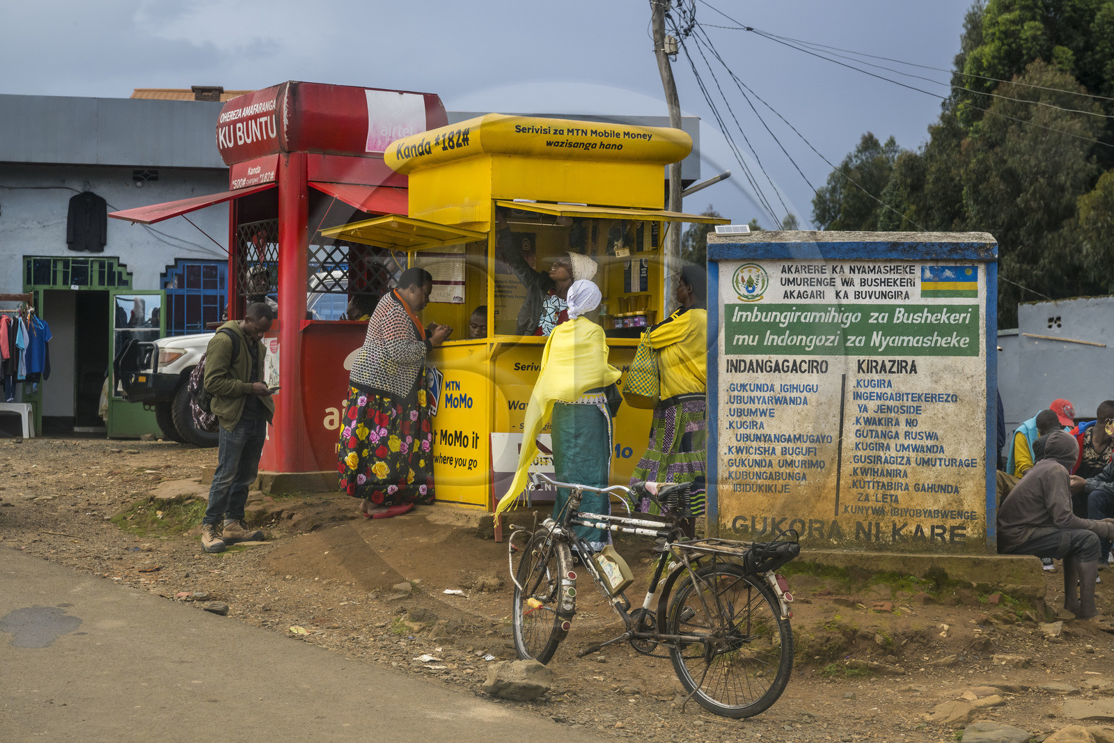 Rwanda, Province de l’Ouest, Gisakura, kiosque de vente du très populaire service de paiement mobile lié à la carte SIM du téléphone mobile du nom de MTN Mobile Money ou MTN MoMo, il permet notamment de payer ses factures, de transférer de l'argent, de déposer ou de retirer de l'argent mais aussi d'acheter des crédits ou des forfaits