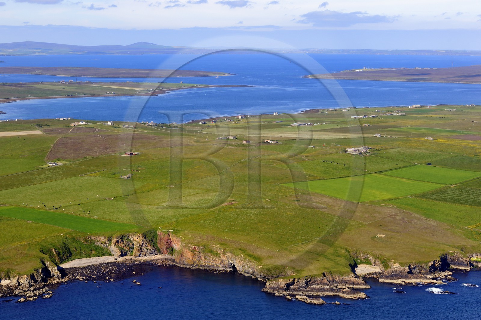 Royaume-Uni, Ecosse, Iles Orcades, champs et fermes parsemées sur la presqu'ile de South Walls (Hoy) devant Scapa Flow (vue aérienne)