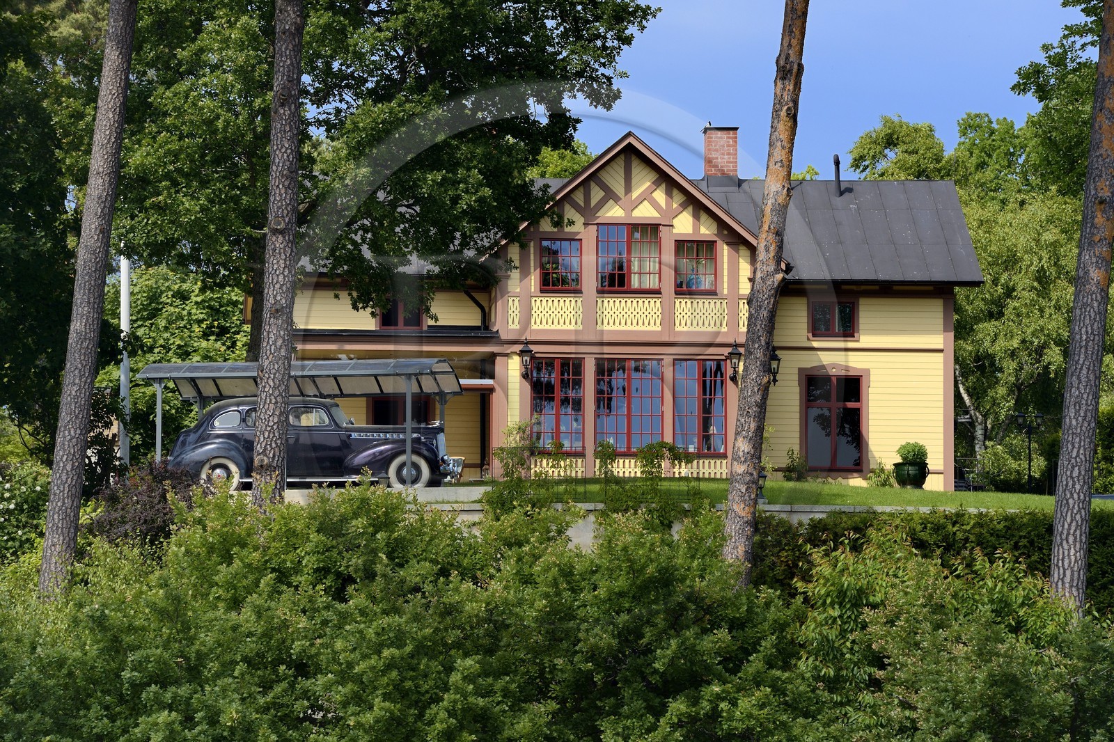 Suède, archipel de Stockholm, Lännerstasundet, belle villa et voiture de collection