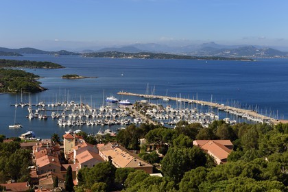 France, Var (83), Iles d'Hyères, parc national de Port Cros, Ile de Porquerolles, le village et le port de Porquerolles vus depuis le chateau Sainte-Agathe