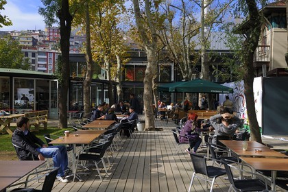 Turquie, Istanbul, l'université et le centre d'art contemporain Santralistanbul des architectes turcs Emre Arolat, Nevzat Sayin, Ihsan Bilgin et Han Tümertekin, terrasse de café