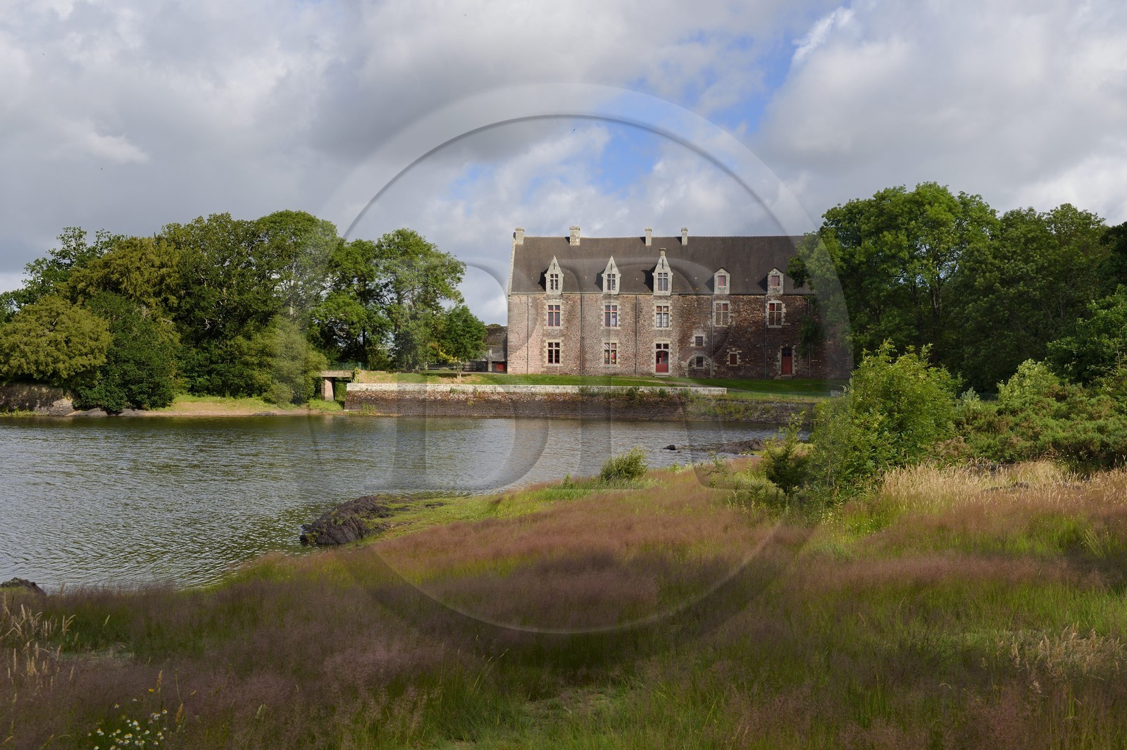 France, Morbihan (56), forêt de Brocéliande, Concoret, le château de Comper qui abrite les expositions du Centre de l'imaginaire arthurien France, Morbihan (56), forêt de Brocéliande, Concoret, le château de Comper qui abrite les expositions du Centre de l'imaginaire arthurien