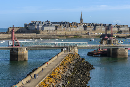France, Ille-et-Vilaine (35), Côte d'Emeraude, Saint-Malo, quartier Saint-Servan, Fort d'Alet, la jetée de l'Anse des Sablons et la ville close de Saint-Malo en arrière plan