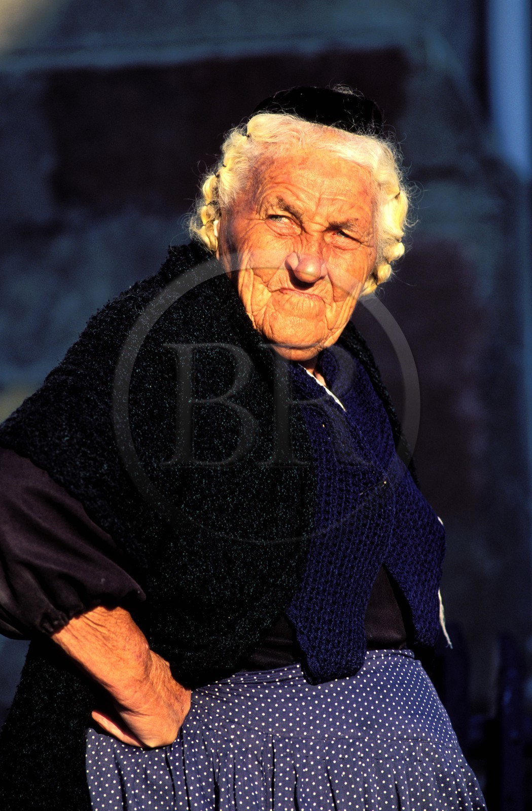 France, Finistère (29), village du Guilvinec, une vieille dame en habit traditionnel