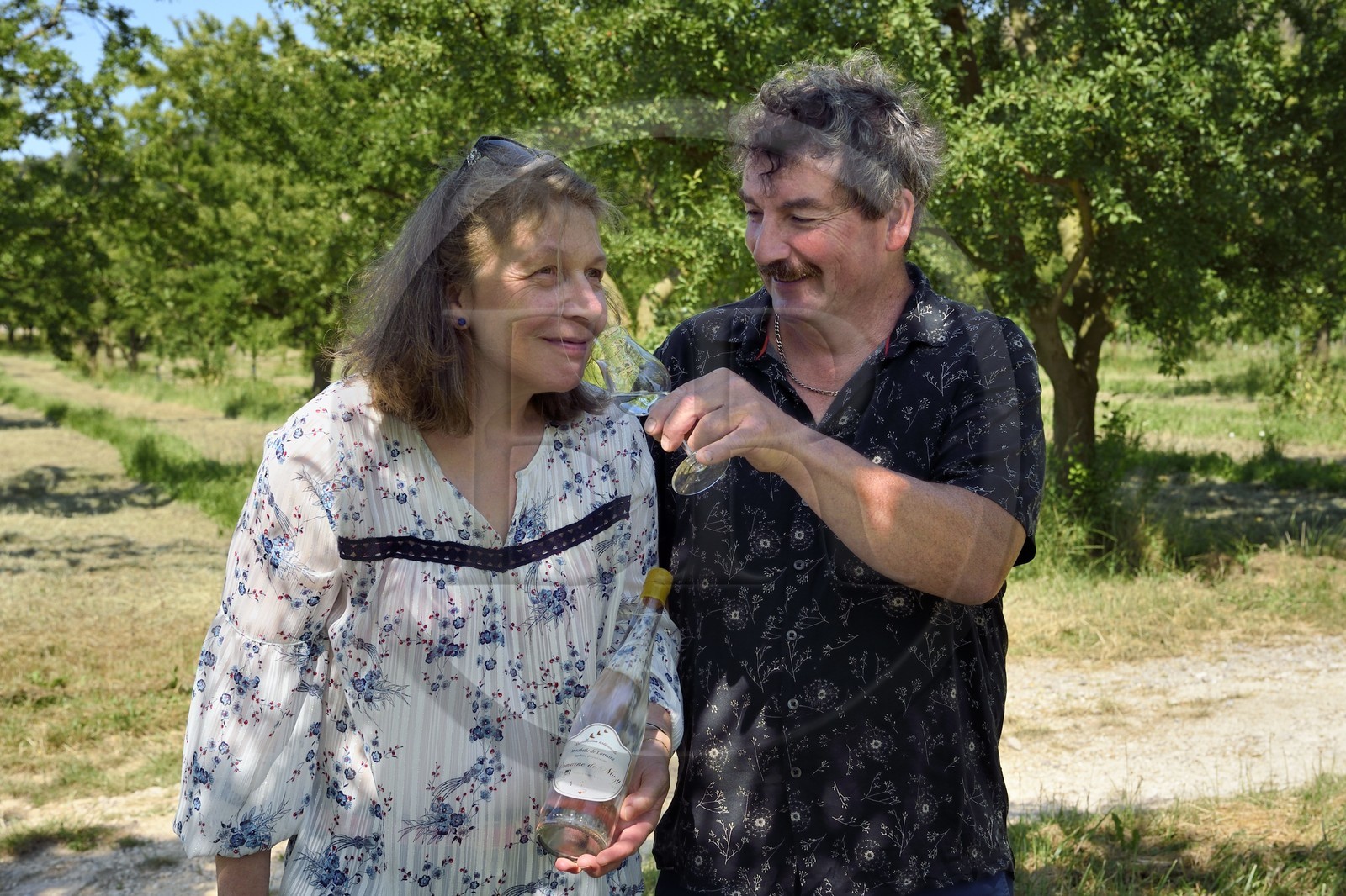 France, Meuse (55), Parc régional de Lorraine, Cotes de Meuse, Combres-sous-les-cotes, Domaine de Muzy, Véronique et Jean-Marc Liénard présente leur bouteille d'eau-de-vie de mirabelle