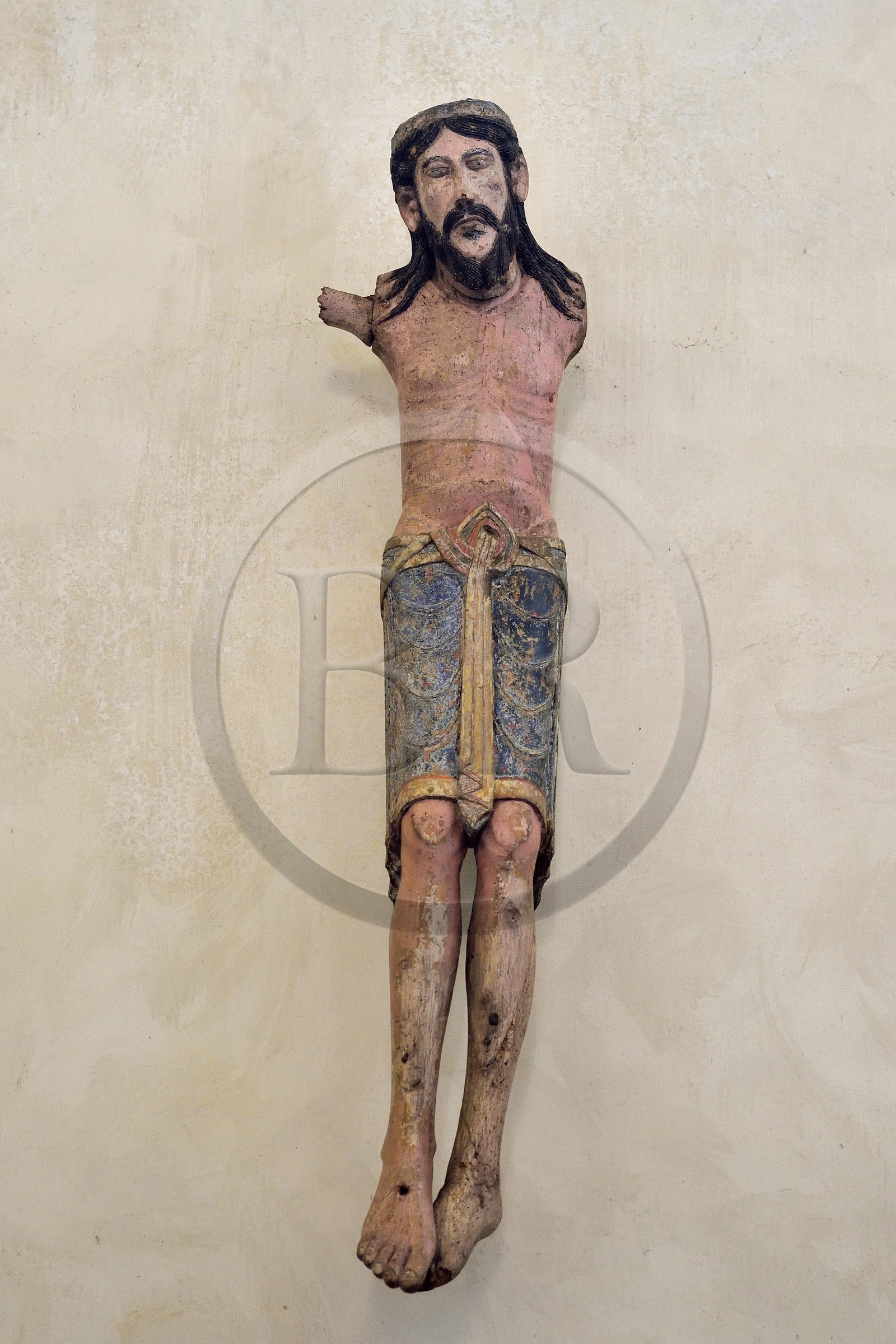 France, Haute-Loire (43), Blesle, labellisé Les Plus Beaux Villages de France, église Saint Pierre de style roman auvergnat, site clunisien, Christ en croix en bois polychrôme (XIIe siècle) France, Haute-Loire (43), Blesle, labellisé Les Plus Beaux Villages de France, église Saint Pierre de style roman auvergnat, site clunisien, Christ en croix en bois polychrôme (XIIe siècle)