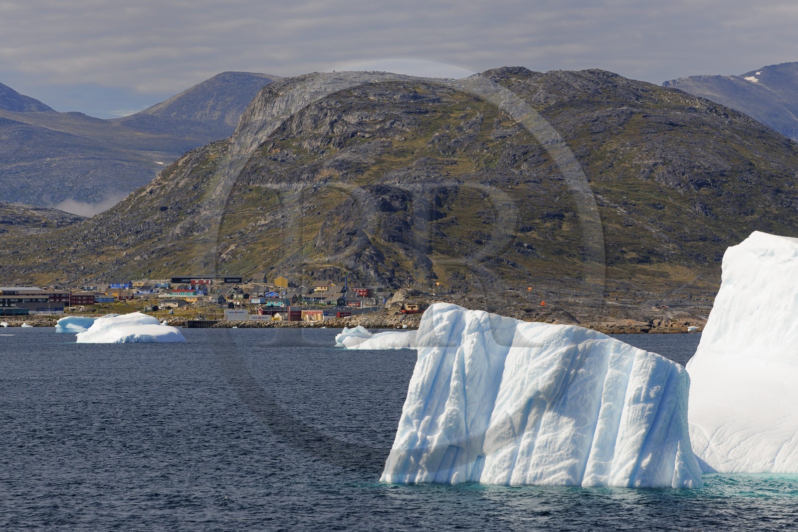 Groenland, fjord de Nanortalik au sud du pays, icebergs devant le village
