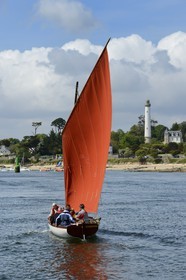 France, Finistère (29),  Bénodet, Anse du Trez, arrivée de la yole Poull Mousig dans l'estuaire de l'Odet