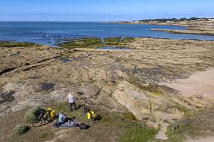 France, Loire-Atlantique (44), Préfailles, pique-nique en bordure de la vélodyssée longeant l'océan et la Pointe Saint Gildas en arrière plan (vue aérienne)