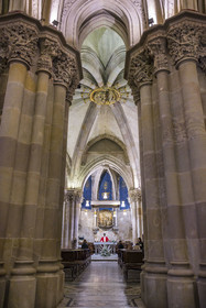 Espagne, Catalogne, Barcelone, quartier de l'Eixample, basilique de la Sagrada Familia de l'architecte du modernisme catalan Antoni Gaudi classée Patrimoine Mondial de l'UNESCO, la crypte du temple de style néo-gothique sert d’église paroissiale, le prêtre Joby Sebastian Kappiparambil célèbre la messe