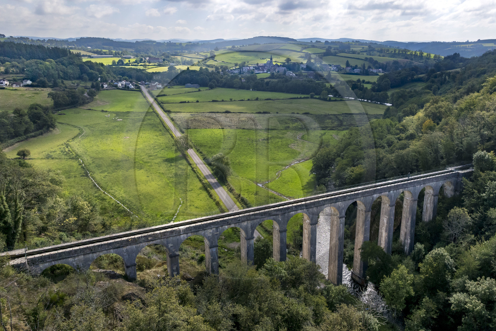France, Nievre, Regional Natural Park of Morvan, Montreuillon, Montreuillon aqueduct bridge built in 1841, 33 m high and 152 m long with 13 arches 8 m wide, along the Rigole d’Yonne which draws water from the Yonne at Lake Pannecière and feeds the Nivernais Canal (aerial view)