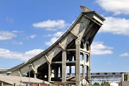 France, Puy-de-Dôme (63), Clermont-Ferrand, Pistes d'essai de l'usine Michelin de Cataroux, un des trois toboggans longs de 450 m et dont les extrémités recourbées culminent entre 20 m et 30 m de haut