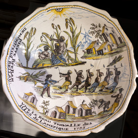 France, Charente-Maritime (17), La Rochelle, Musée du Nouveau-Monde dans l'Hotel Fleuriau, assiette représentant les esclaves d'une plantation au travail