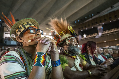 France, Paris (75), siège de l'UNESCO, conférence à l'Université de la Terre du 25 novembre 2022, le leader amazonien du peuple Ashaninka au Brésil Benki Piyako et le chef Papou Mundiya Kepanga