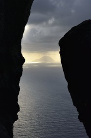 Italie, Sicile, iles Eoliennes, classées Patrimoine Mondial de l'UNESCO, Ile de Lipari, cote Nord-Ouest à Quattropani, l'Ile de Filicudi en arrière plan